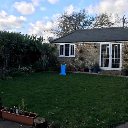 Cosy Cottage Annex In Fairlop Ilford Extérieur photo