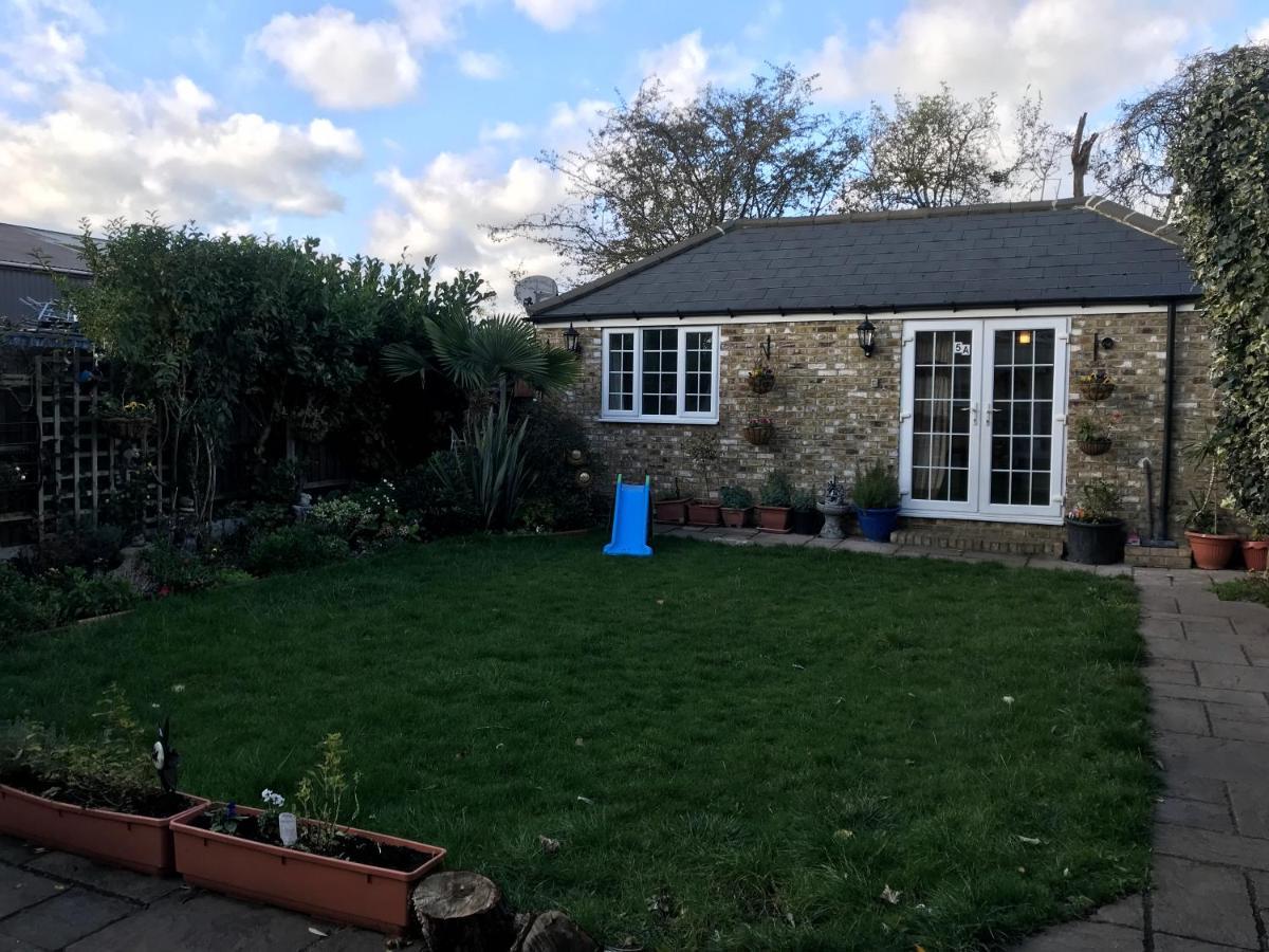 Cosy Cottage Annex In Fairlop Ilford Extérieur photo
