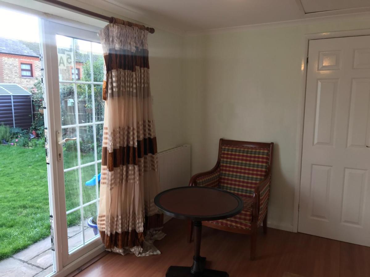 Cosy Cottage Annex In Fairlop Ilford Extérieur photo
