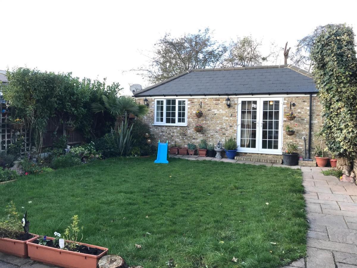 Cosy Cottage Annex In Fairlop Ilford Extérieur photo